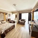 Laur Experience & Elegance Üdülőközpont 5*